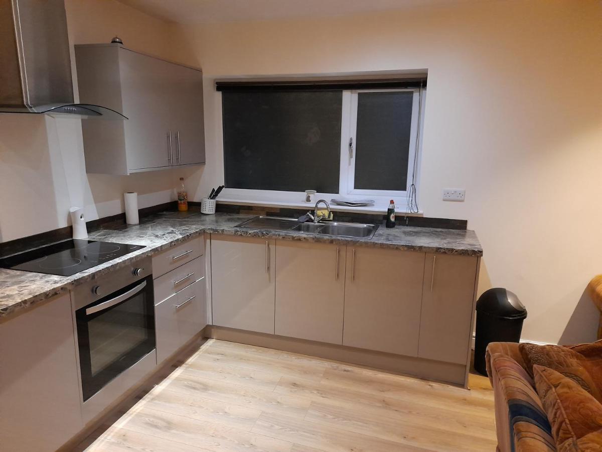 Queens One Urmston Екстериор снимка