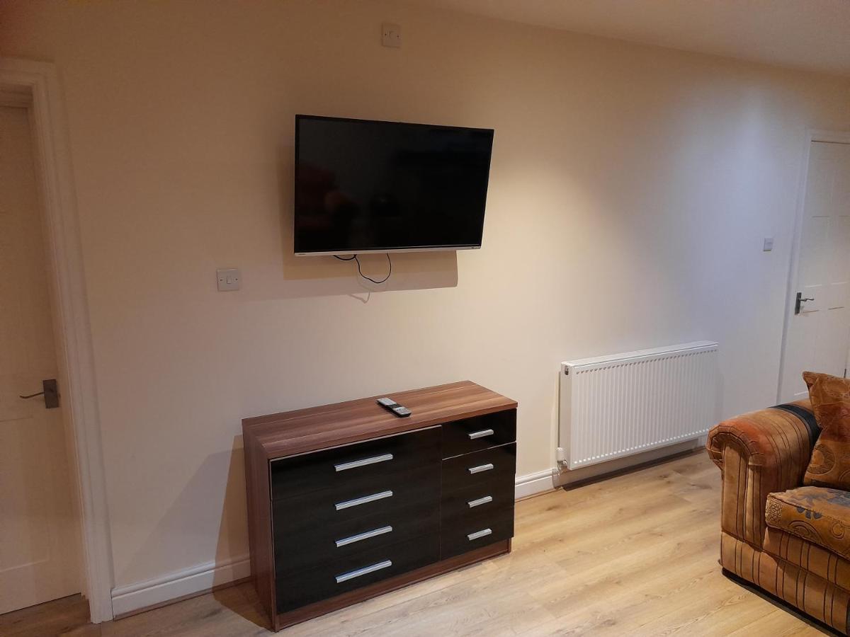 Queens One Urmston Екстериор снимка