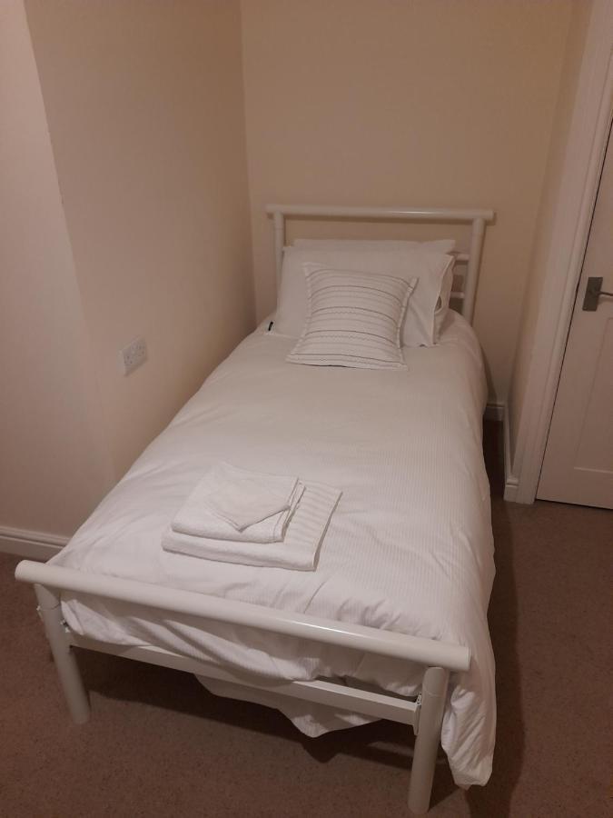 Queens One Urmston Екстериор снимка