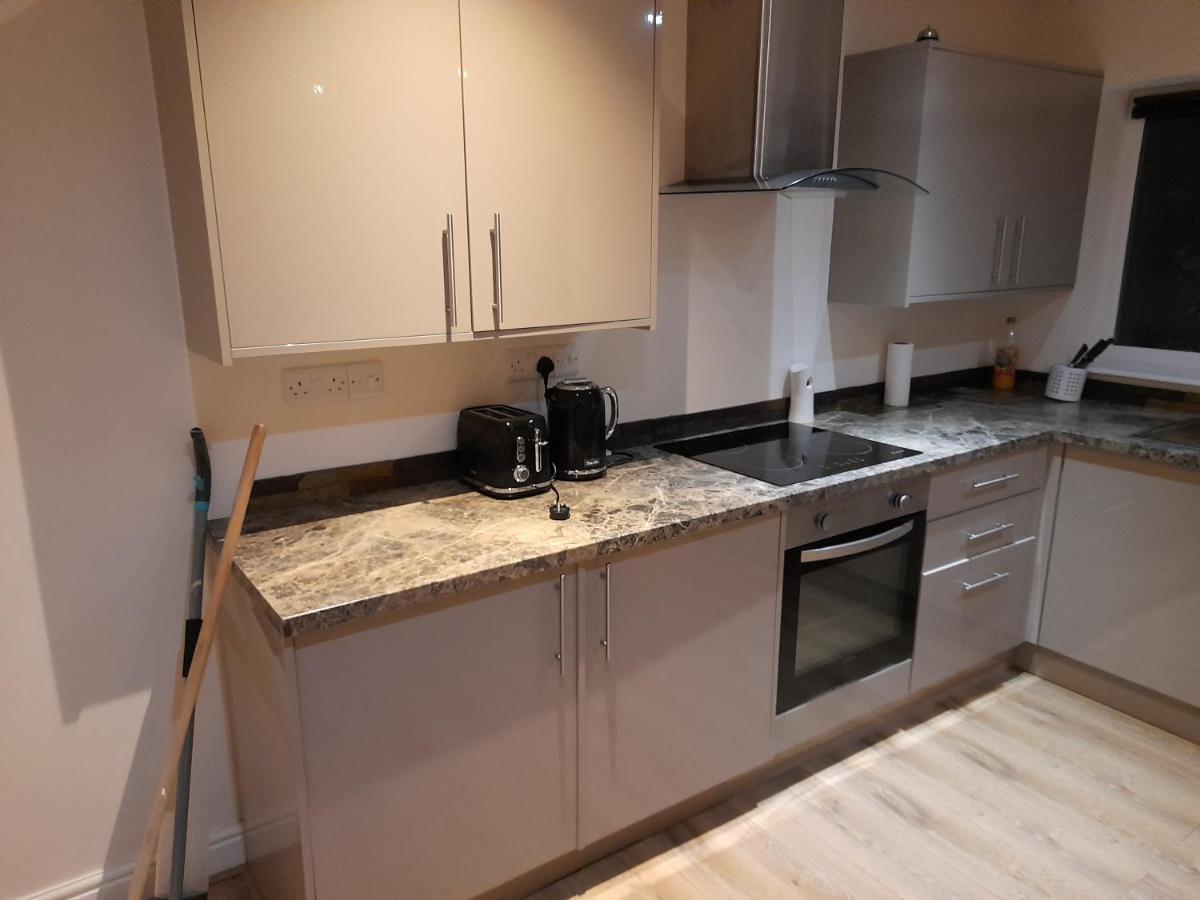 Queens One Urmston Екстериор снимка