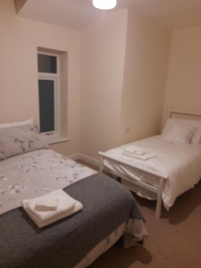Queens One Urmston Екстериор снимка