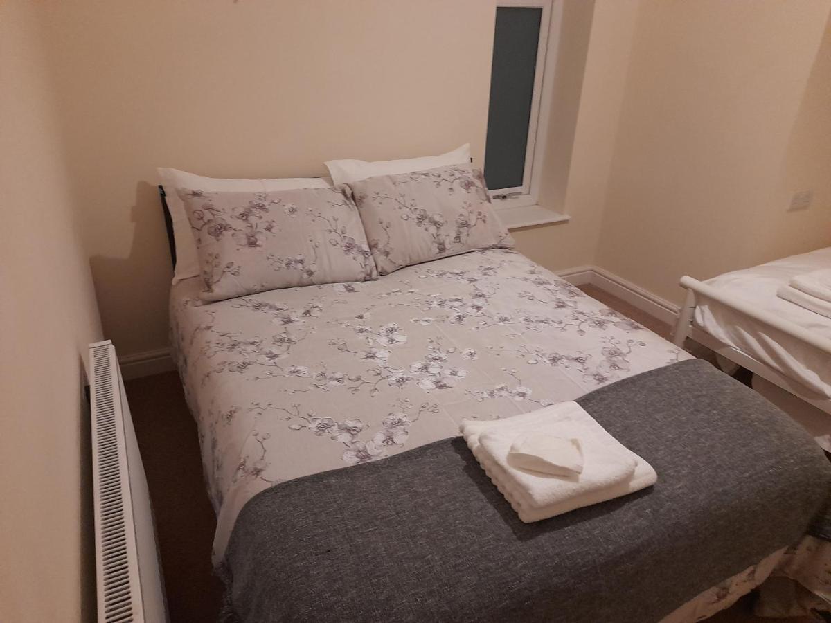 Queens One Urmston Екстериор снимка
